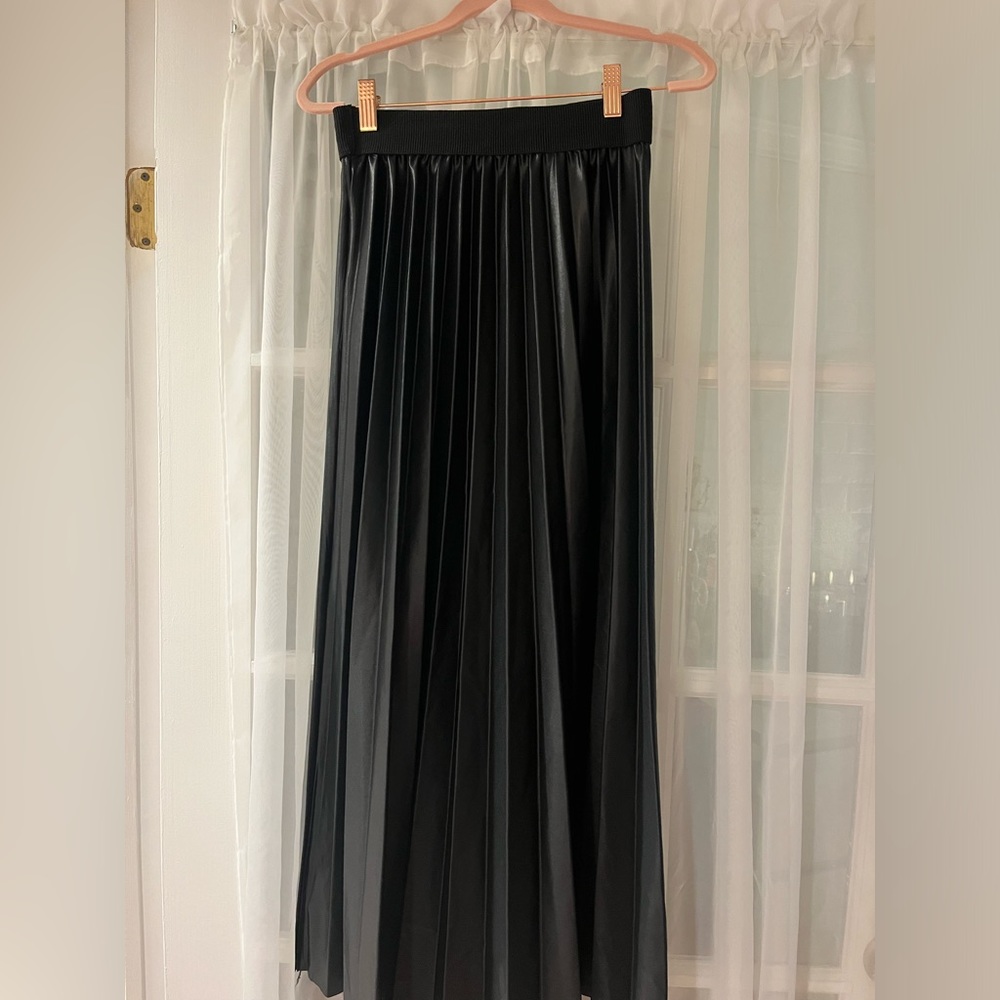 Black accordion skirt 🖤